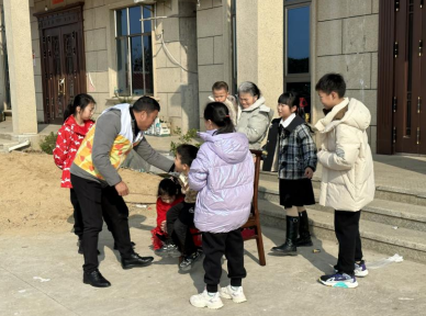 南昌县武阳镇为留守儿童免费拍摄全家福