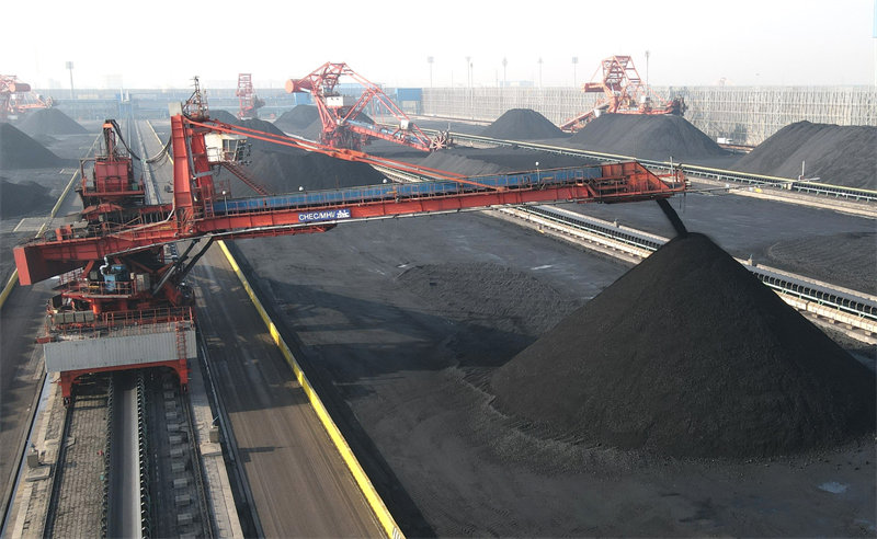 黄骅港煤炭堆场转运设备在作业（1月8日摄，无人机照片）。新华社记者 王民 摄
