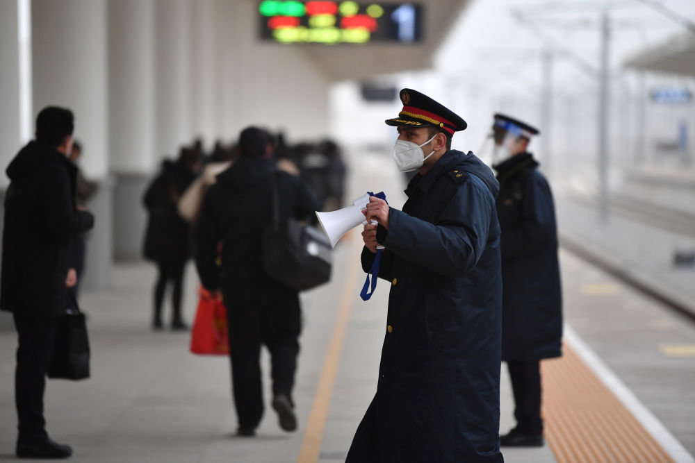 1月13日，弗兰克在天水南站站台上组织旅客有序乘车。新华社记者 陈斌 摄