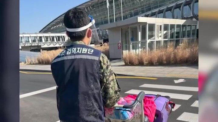 女子谈入境韩国遭遇：给中国旅客挂黄牌，军人看管做天价核酸