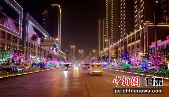 图为灯光璀璨的成县街道，让新春佳节氛围浓厚。宋海涛 摄