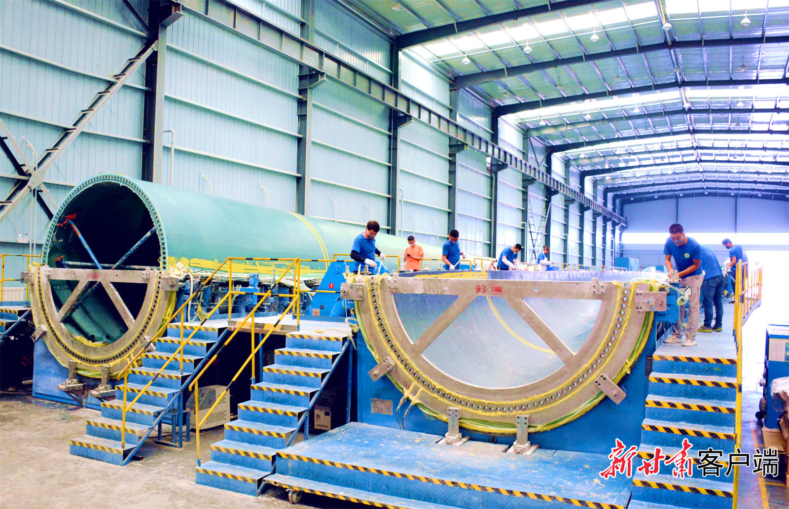 甘肃重通成飞新材料有限公司风机叶片生产车间。新甘肃&middot;甘肃日报记者 金奉乾 摄.JPG