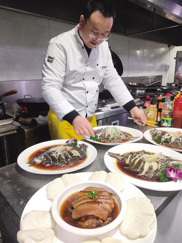 糟肉和其他菜品出锅