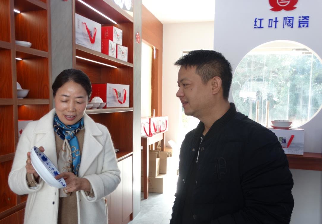 红叶陶瓷入驻浮梁诰峰村专卖店举行揭牌仪式