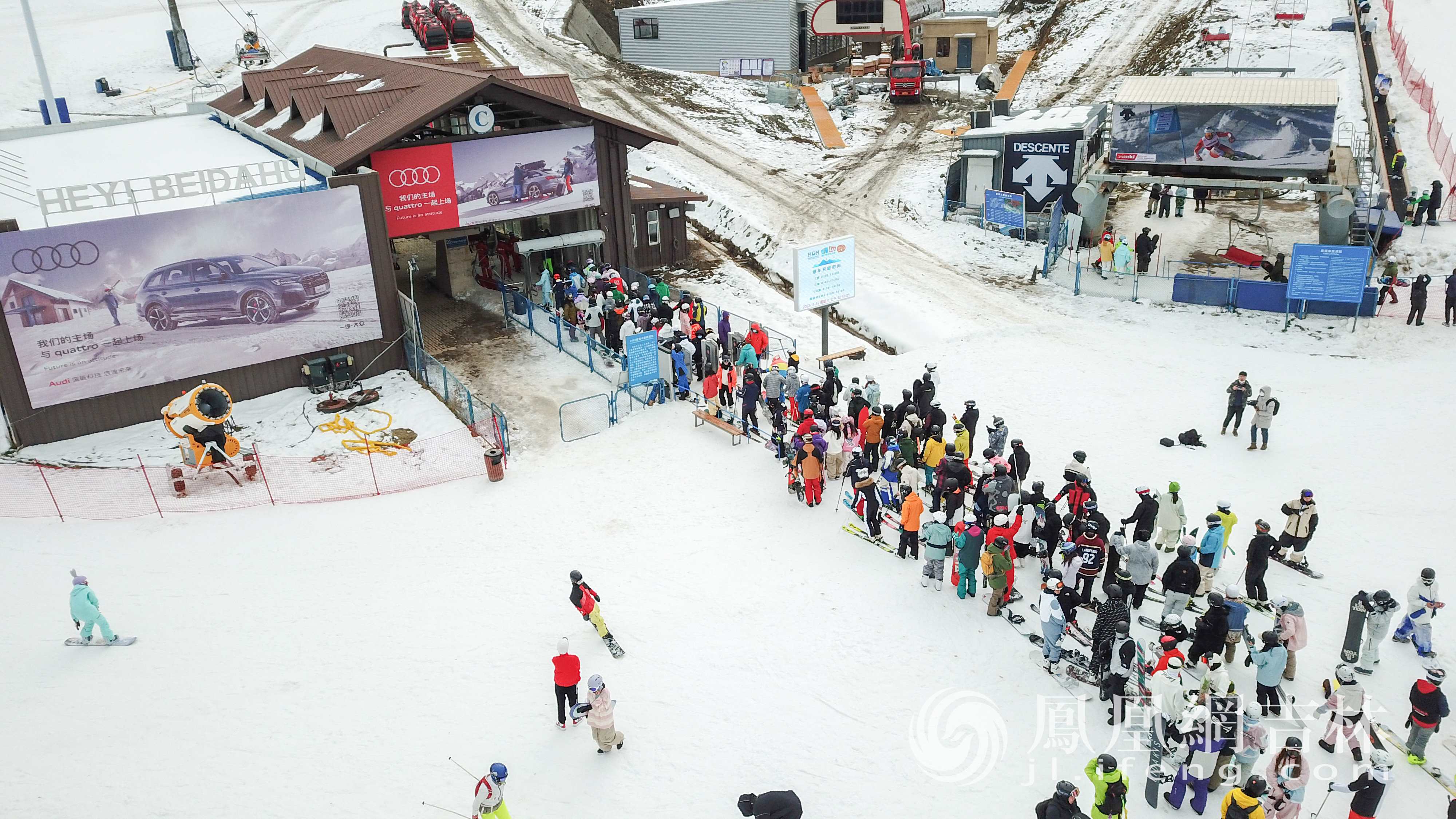 滑雪爱好者排队登上雪道。凤凰网吉林 梁琪佳 摄