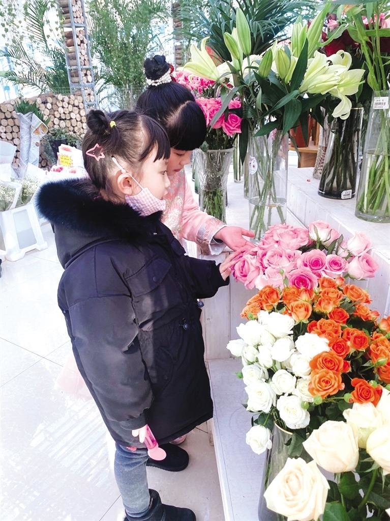 小朋友徜徉花海