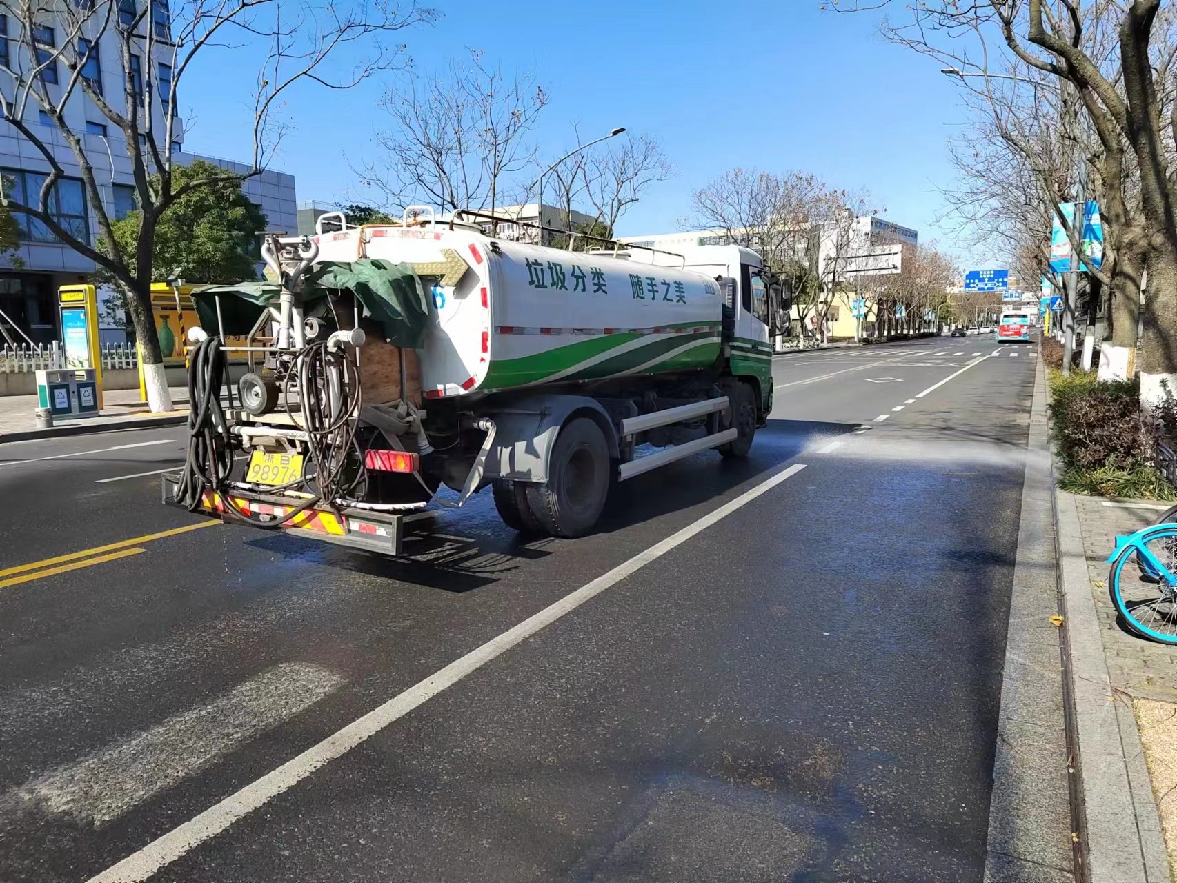 江北区开展“市容环境大扫除,干干净净迎新春”活动