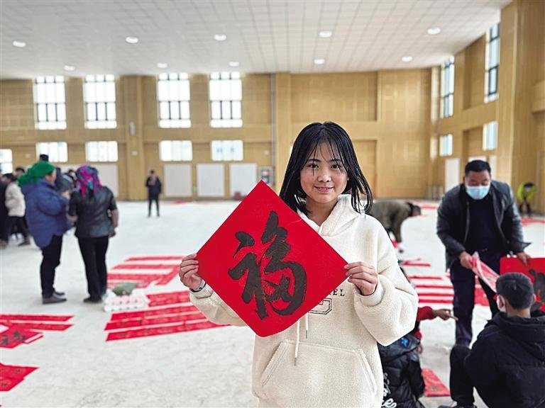 ▲1月11日,兰州新区西岔园区邀请兰州书画院、兰州画院、兰州美术馆、兰州新区书法家协会和美术家协会的书法家在新康村开展“迎新春、送祝福”写春联活动。此次活动共书写春联1000余副,福字3000余个,为移民搬迁群众送去满满的新春祝福。兰州日报社全媒体记者 张丹 摄