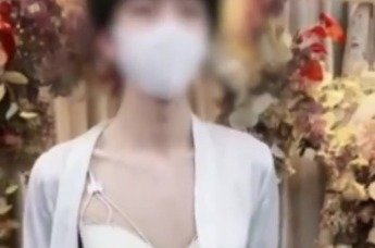 男模特直播卖女性内衣被指擦边 商家回应：凭本事吃饭