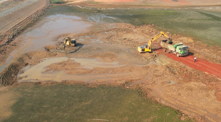 位于东乡区詹圩镇东观村，挖掘机正在为水库清淤