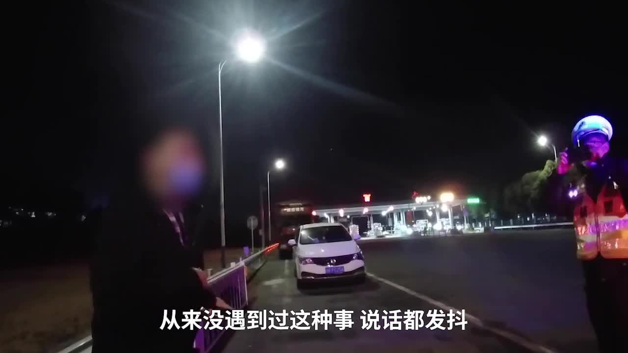 嘉兴一货车装满车门不捆绑，高速路上车门飞出砸中后方小车