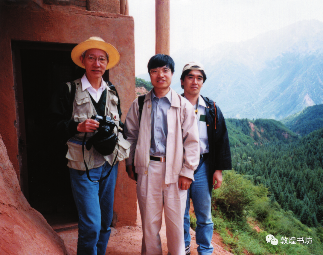 作者与东山健吾先生考察河西石窟(2000年,左起:东山健吾先生、作者、八木春生先生。)