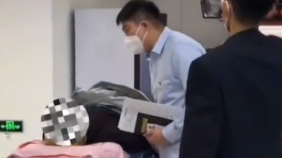 九旬老人躺担架到房产大厅卖房 天津不动产登记局：有上门服务