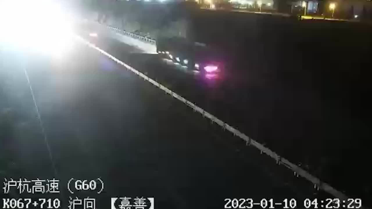 嘉兴一驾驶员疲劳犯困,驾驶大货车撞上高速护栏_凤凰网视频_凤凰网