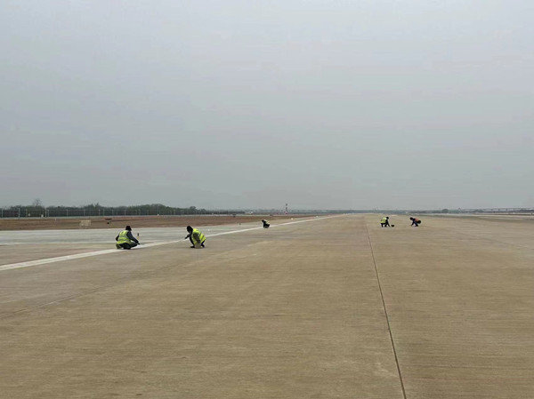 天河机场二跑道启用前，地勤人员维护作业。