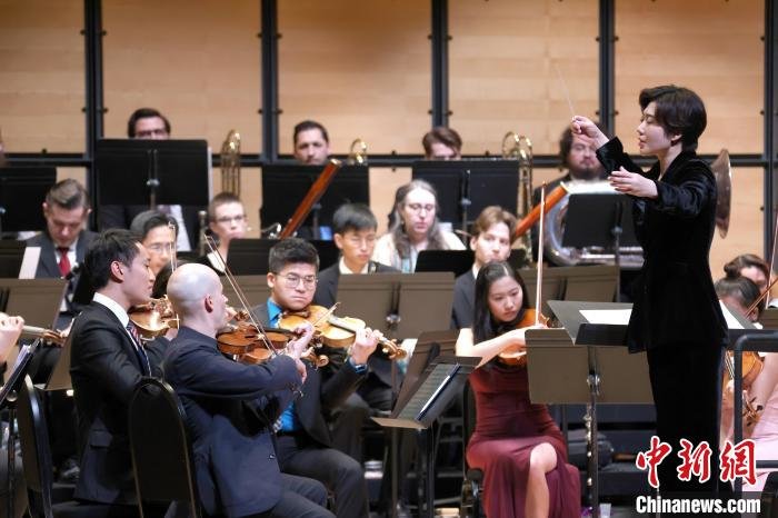 2023“中西汇粹”新年音乐会由中国青年女指挥家崔琳涵执棒。　余瑞冬 摄