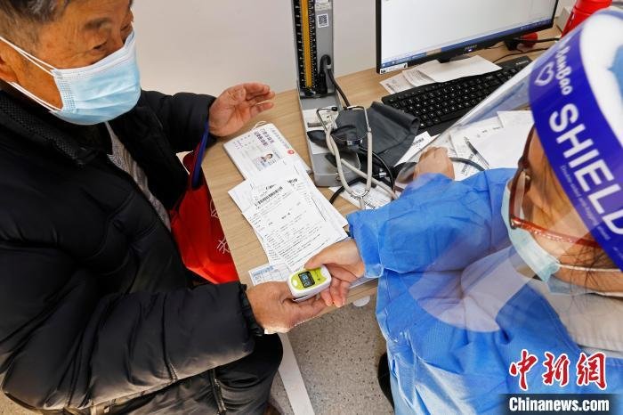 医护人员为市民进行氧饱和度检测。　殷立勤 摄