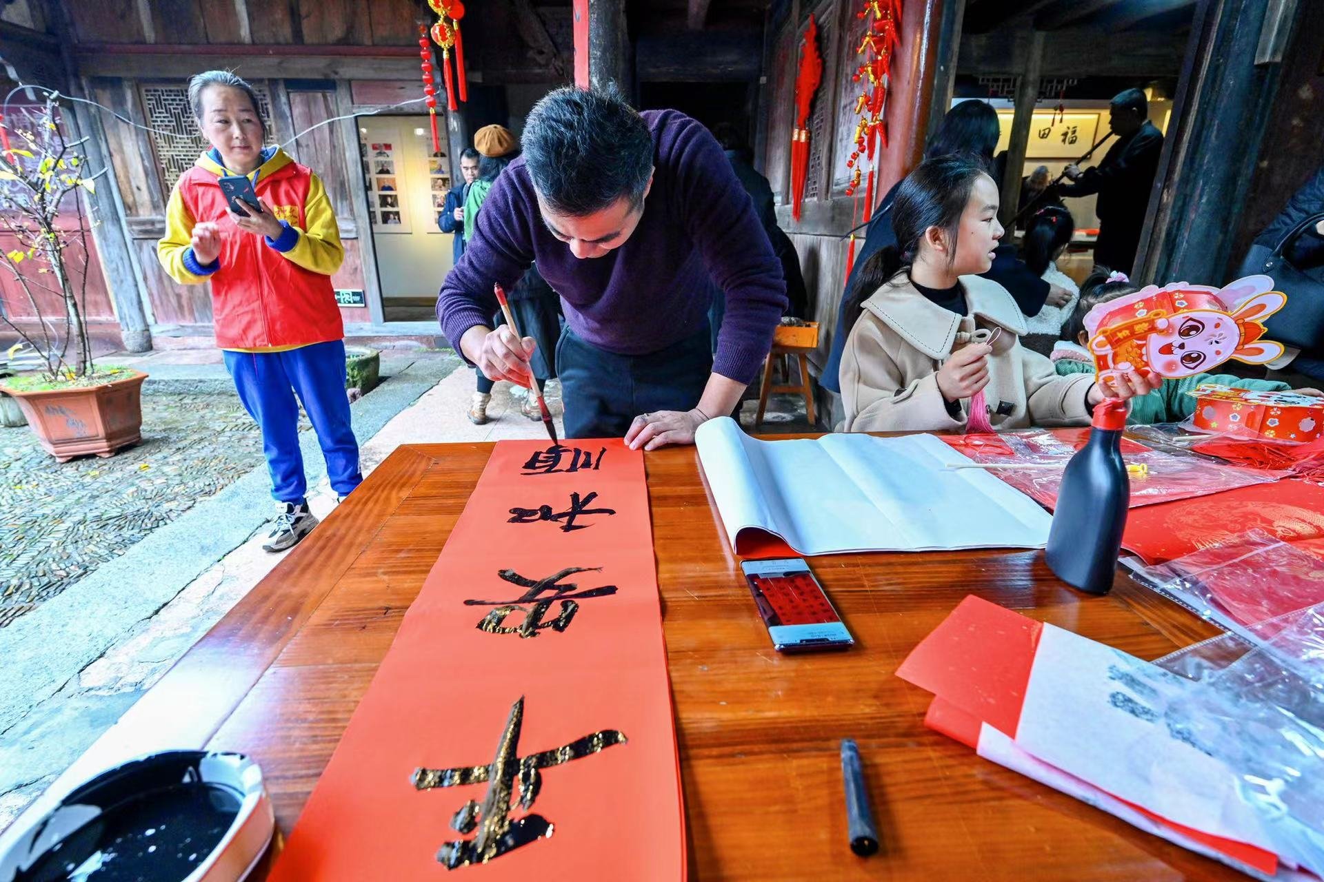 “老底子”年俗迸新意 宁波宁海：古村“年货集” 烟火气里透“文化味”