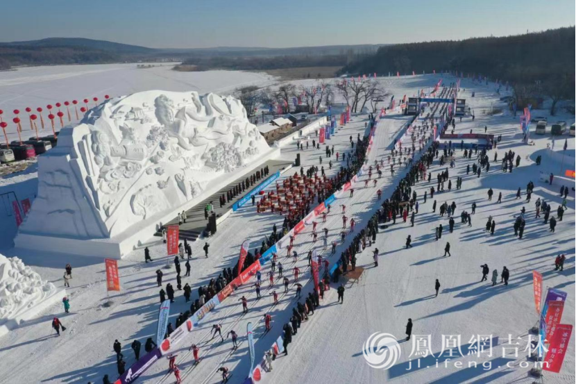 数百名中外滑雪运动员参与第二十一届中国长春净月潭瓦萨国际滑雪节。净月高新区党工委宣传部 供图