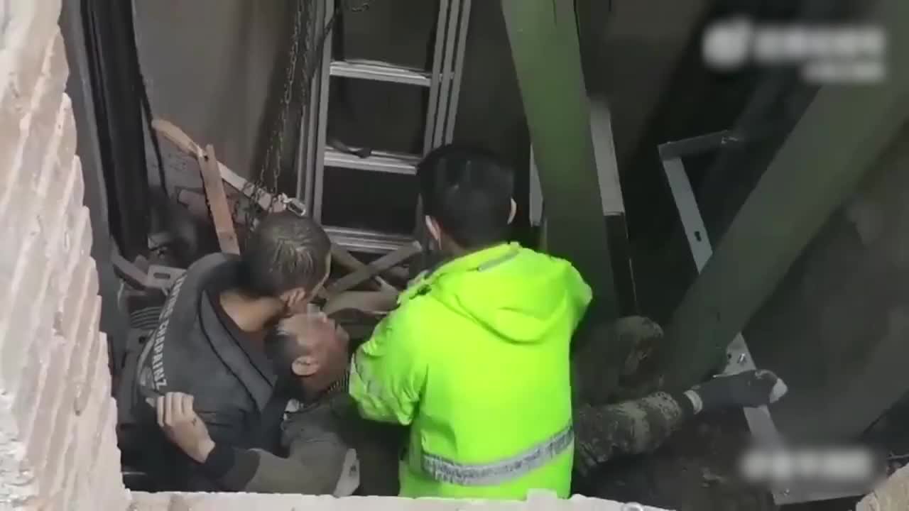 工人被钢板砸伤,众人合力营救_凤凰网视频_凤凰网