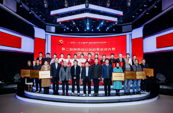 领导嘉宾为获奖选手颁奖