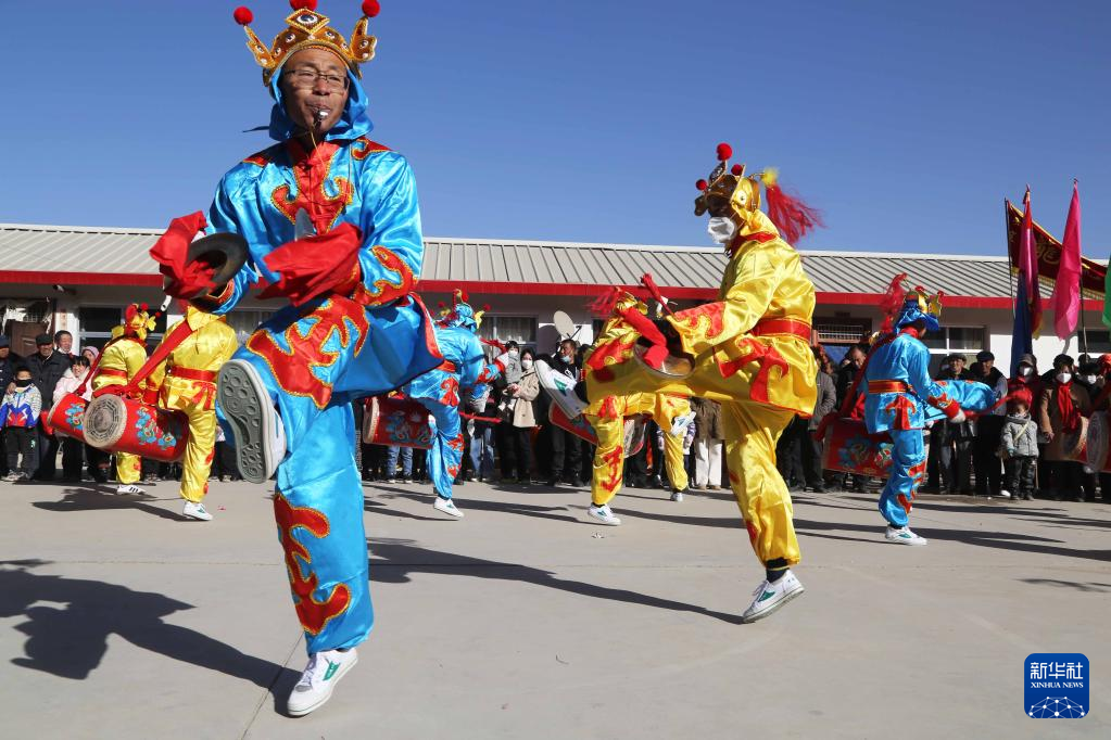 1月6日，甘肃省定西市安定区内官营镇万崖村社火队演练传统社火节目。