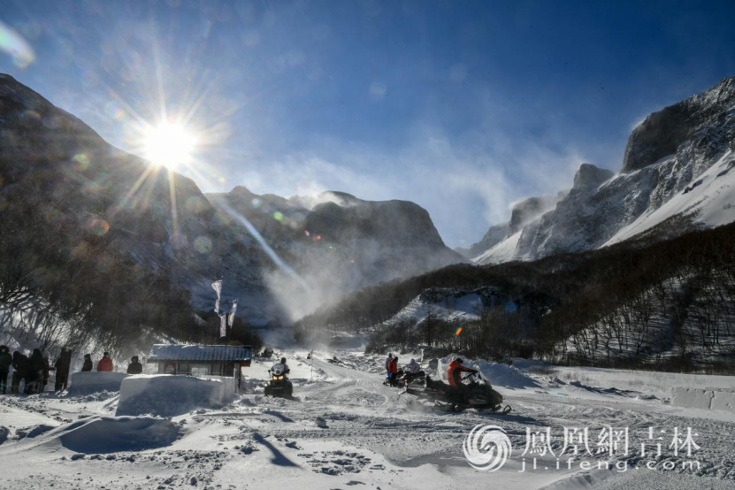 长白山景区游客乘坐雪地摩托游览观光。凤凰网吉林 梁琪佳 摄
