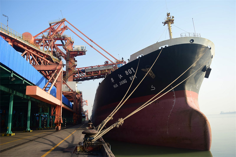 1月8日，船舶在黄骅港码头装运煤炭。