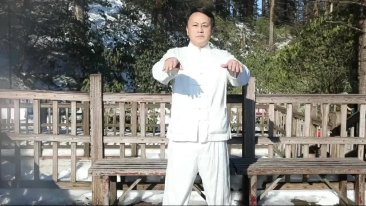 30秒 | 瓦屋山下脚踩竹筏乘风打拳 眉山“功夫局长”打太极为当地代言