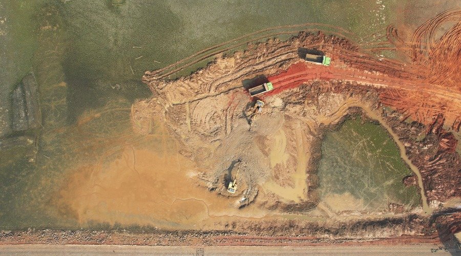 位于东乡区詹圩镇东观村，挖掘机正在为水库清淤