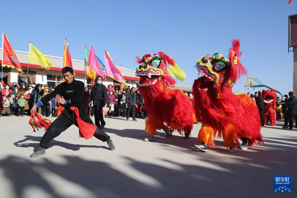 1月6日，甘肃省定西市安定区内官营镇万崖村社火队演练传统社火节目舞狮。