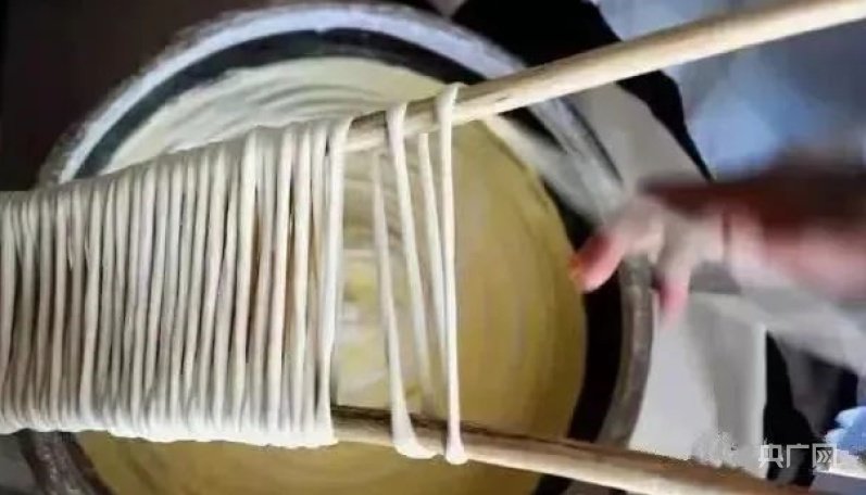 村民制作手工挂面（央广网发 陇南市委宣传部 供图）