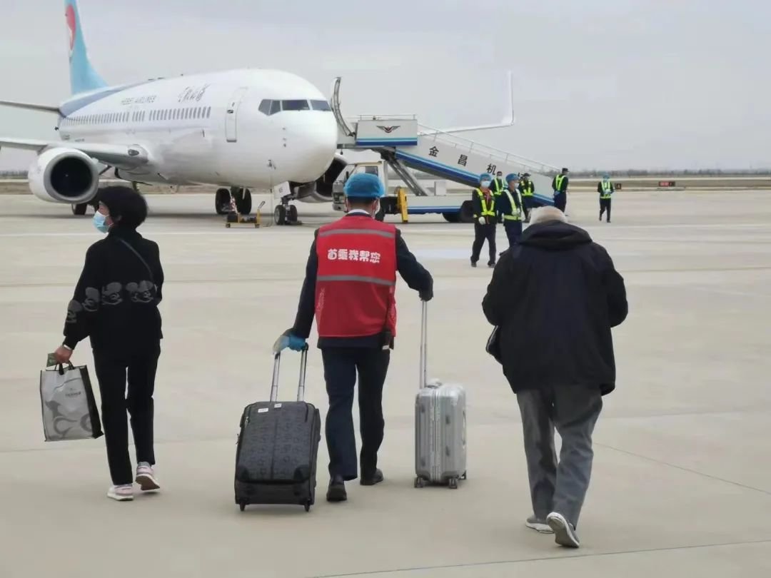 金川机场“金畅行”温暖回家路 贴心服务首乘旅客凤凰网甘肃_凤凰网