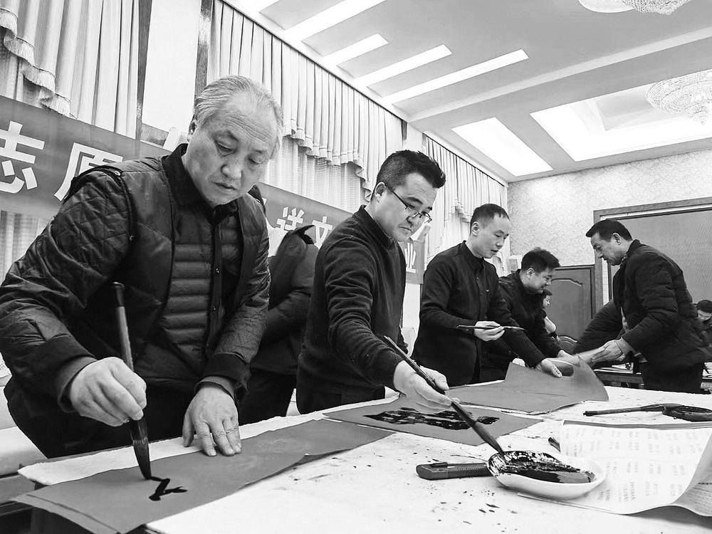 春节临近,西和县文联组织县书协、美协深入该县尖崖沟矿业发展有限公司,开展送文化进企业文艺志愿服务活动,让矿区职工感受到传统文化气息,增添喜庆祥和的节日氛围。新甘肃·甘肃经济日报通讯员 梁云霞 鱼勇 摄