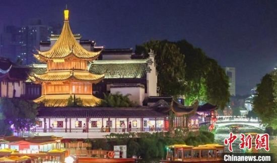 夜经济火热，打造南京消费不夜城。图为流光溢彩的夜秦淮。　泱波 摄