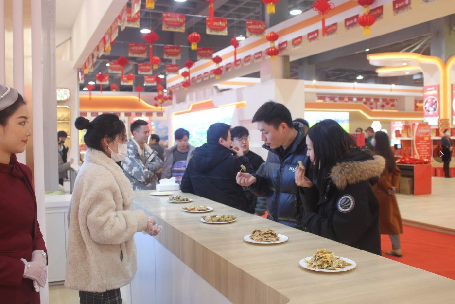 在中国西部预制菜之都年货节现场，市民和游客品尝“海老汉”预制菜产品。张耀 摄