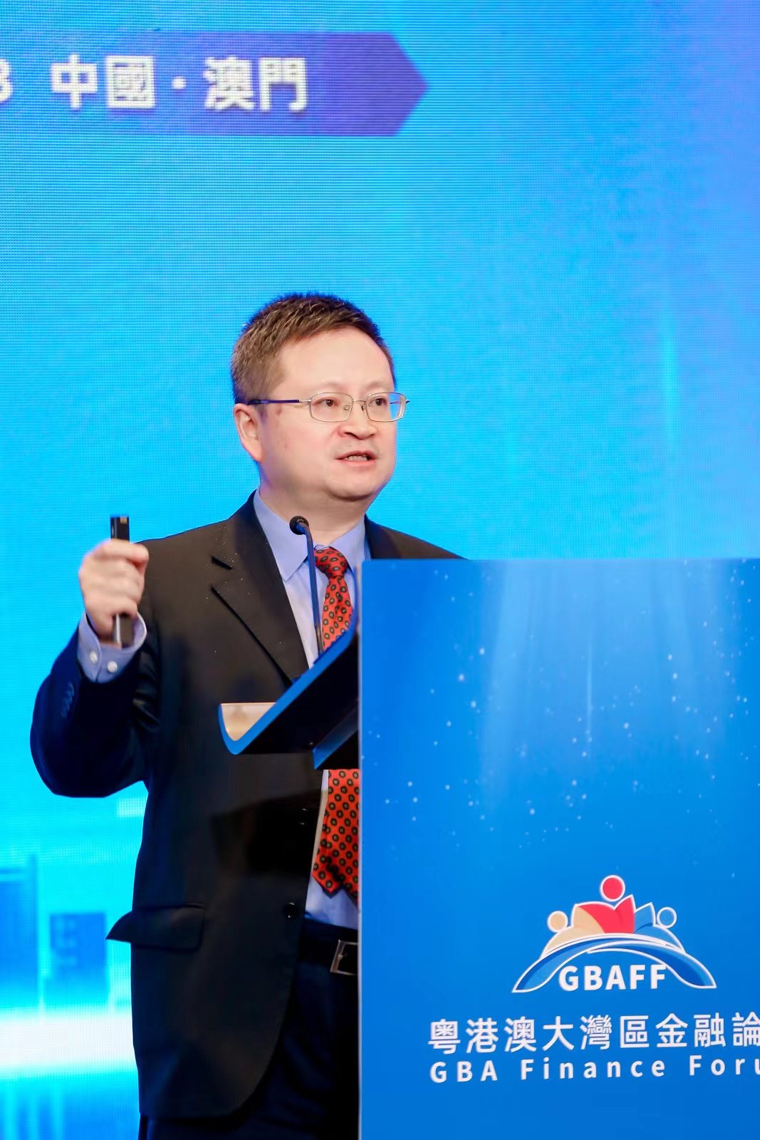 管涛：人民币实际上已成为次中心货币在政策上完成了国际化货币的转变_凤凰网