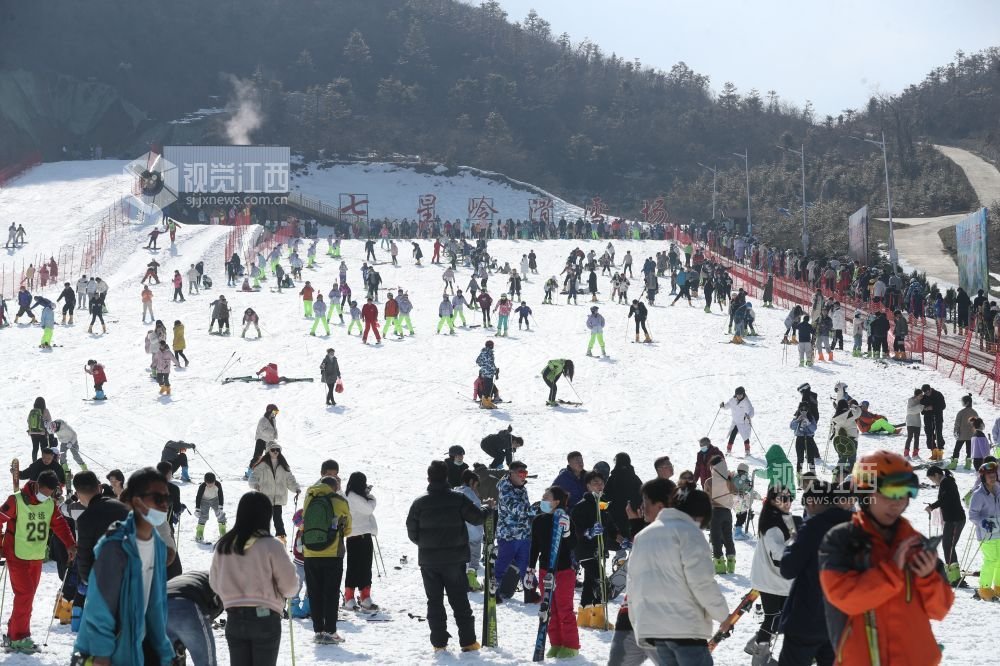 大众冰雪季"江西省群众冰雪赛事启动在宜春市铜鼓县七星岭滑雪场启动