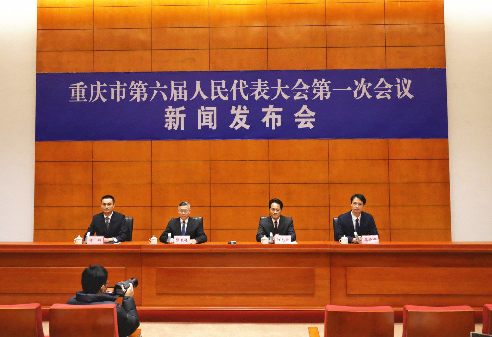 2023年1月10日，重庆市第六届人民代表大会第一次会议新闻发布会现场。尹诗语 摄