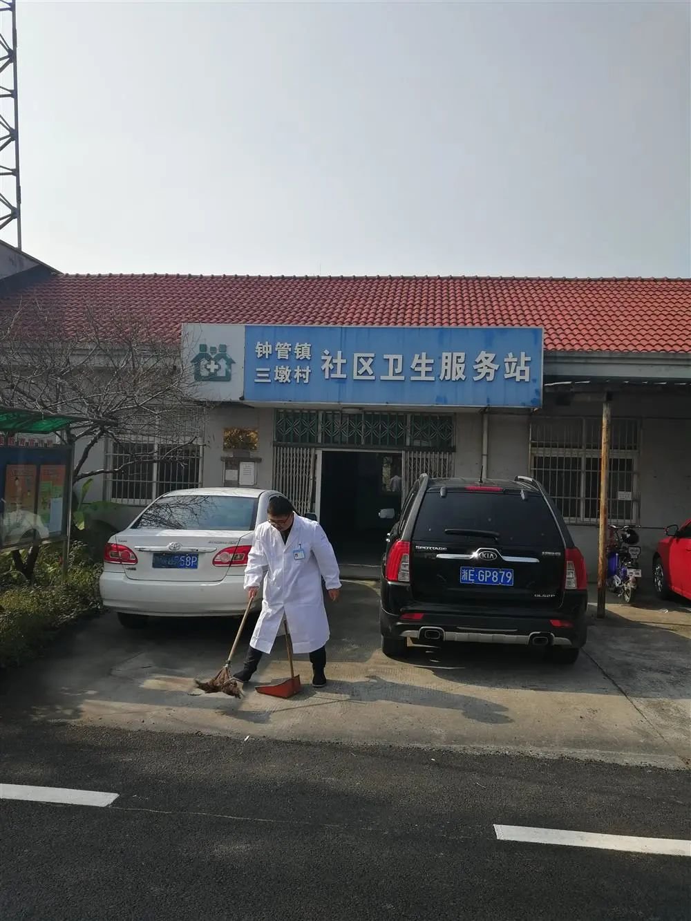 赵优明在卫生服务站门口。受访者 供图