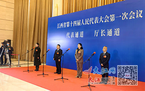 1月11日上午,省十四届人大一次会议在南昌隆重开幕。开幕大会前,“代表通道”“厅长通道”正式开启。