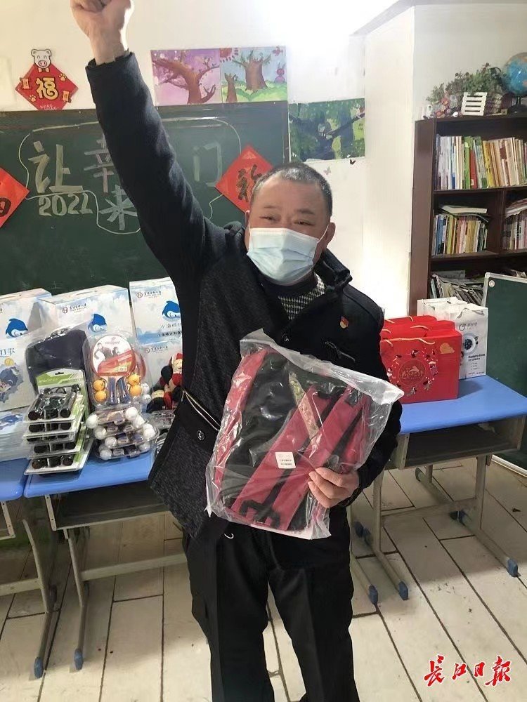 李光明参加公益活动。记者冯颢 摄