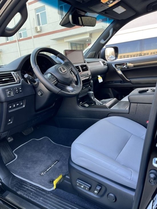 雷克萨斯gx460内饰方面,前排座椅同时配备了加热和通风功能.