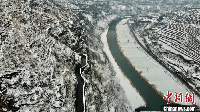 图为高空俯瞰红旗渠风景区雪景。　王梓骅　摄