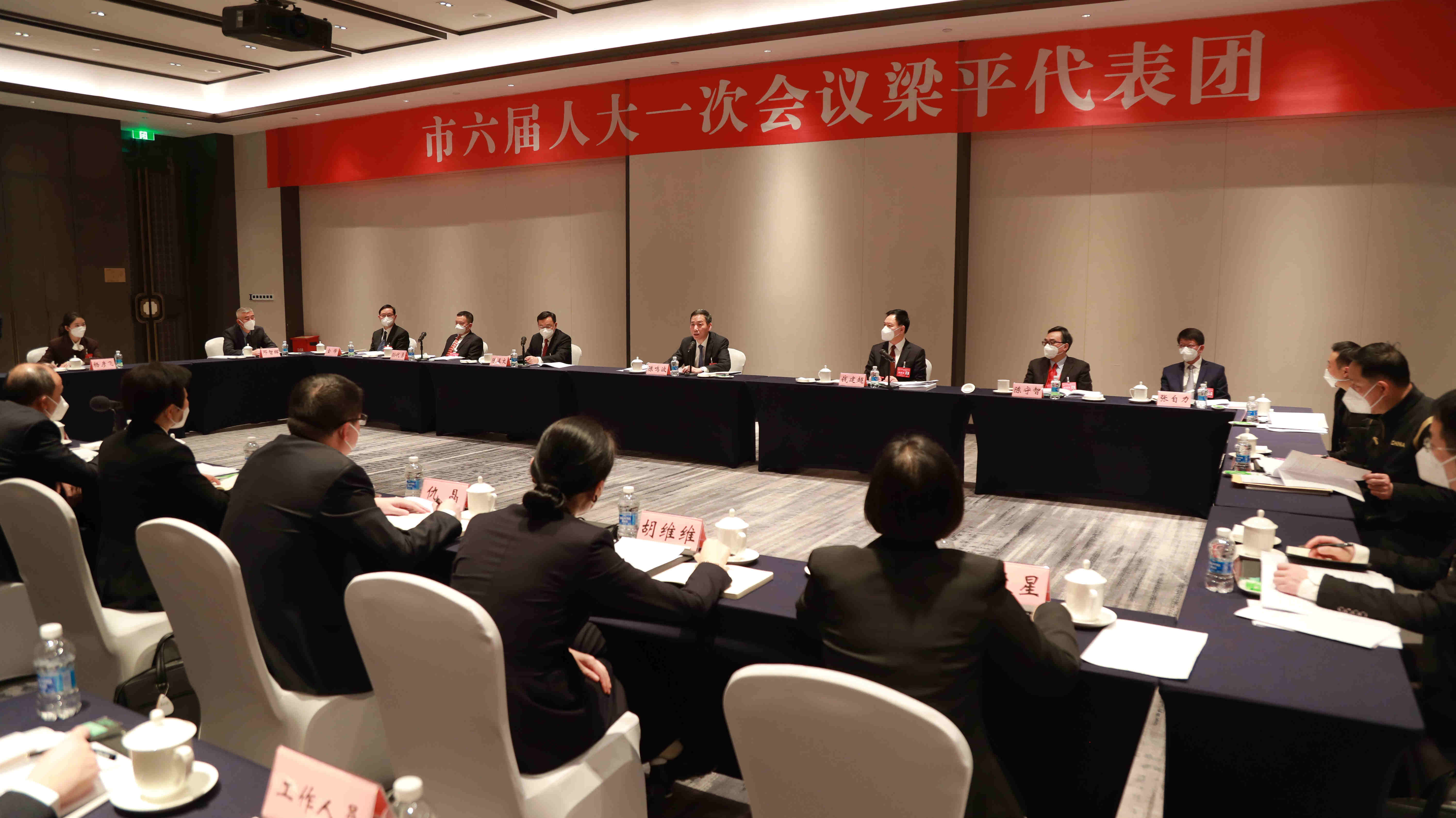 1月13日下午,梁平代表团正在审议政府工作报告。