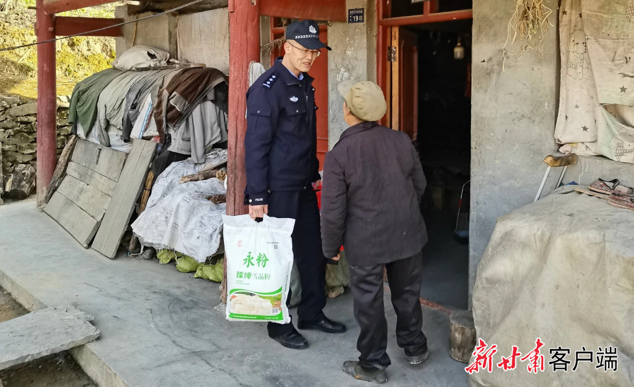 刘汉朝在新春来临之际为独居老人送去生活物资
