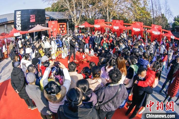 浙江非遗年俗亮相杭州大运河畔展红火“手艺中国年”