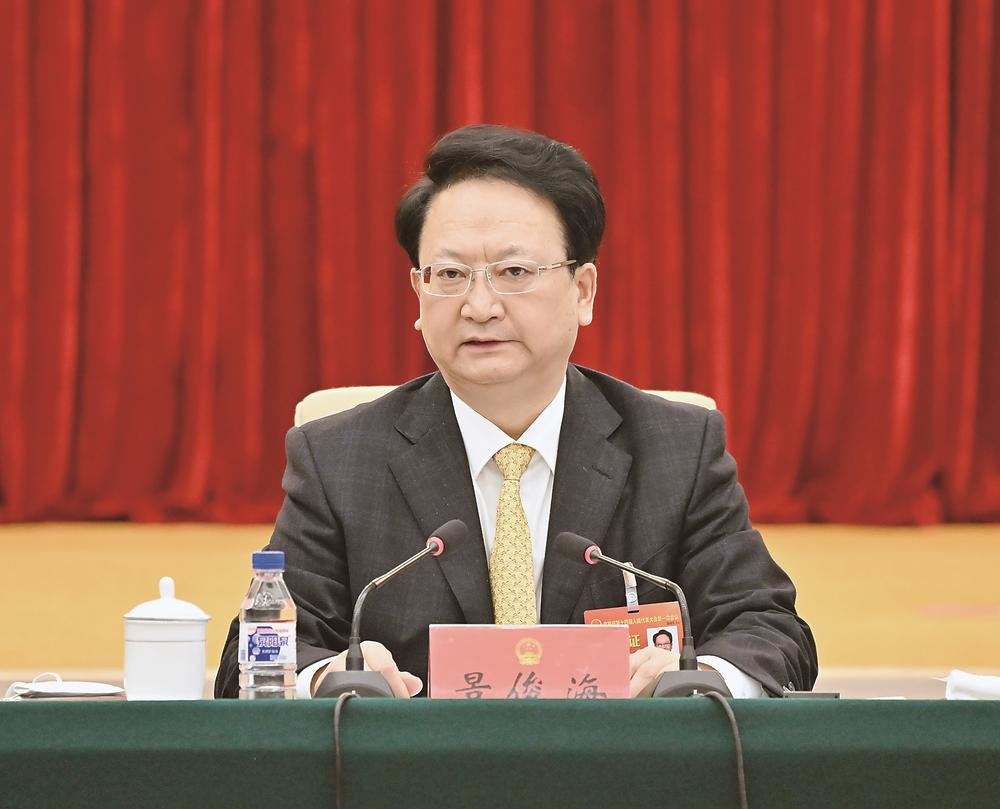 景俊海代表在省十四届人大一次会议分组审议时发言。