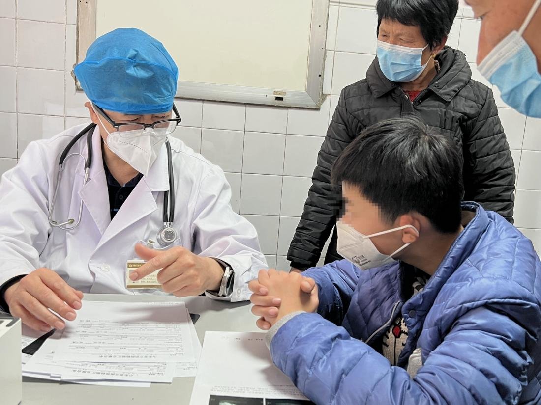 山东省立医院生长发育门诊戴云鹏教授正在与患者交流