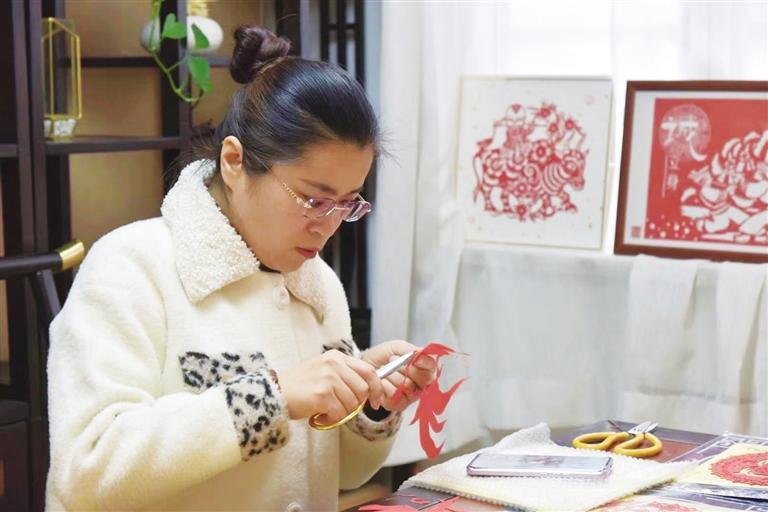 剪纸艺术家剪“兔纸”贺新春